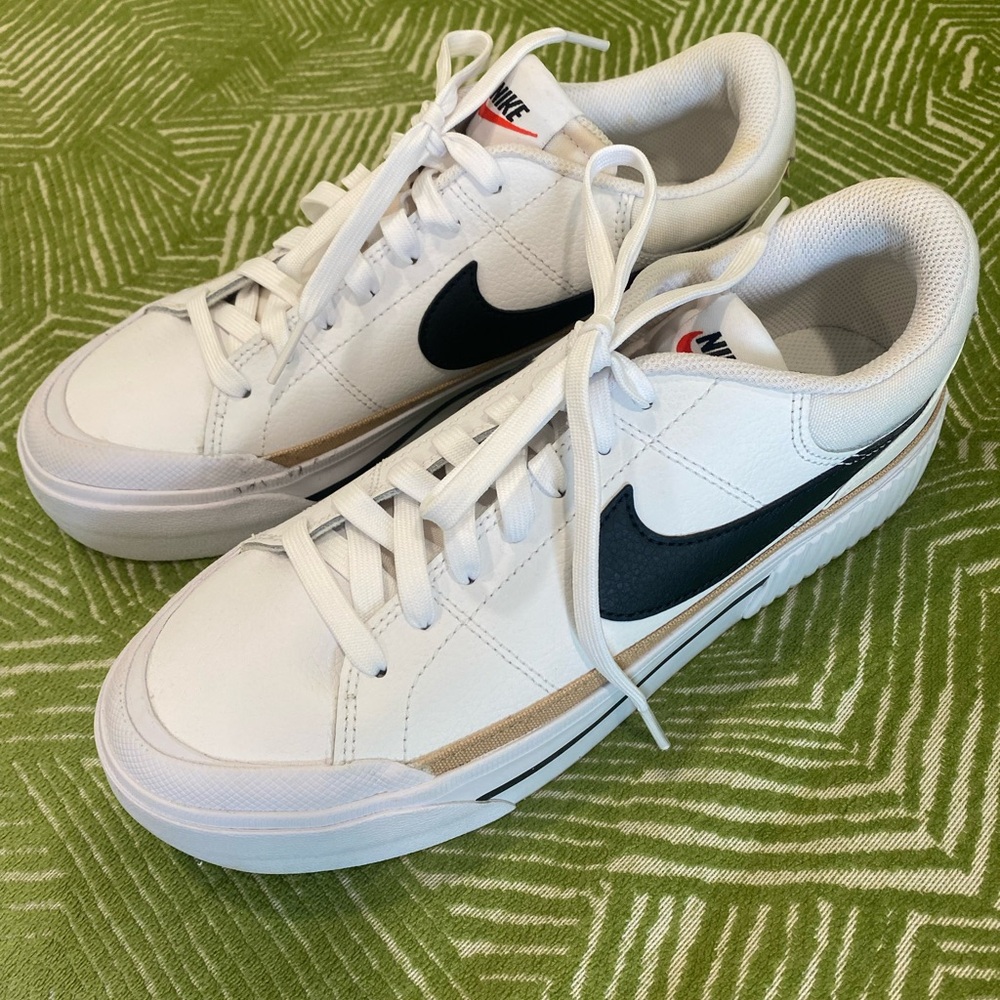 Like-new white Nike sneakers